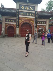 丰满的湖北阿姨喜欢到处秀腿