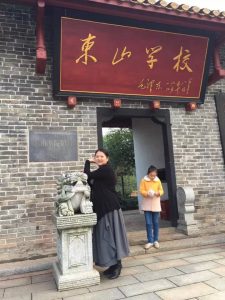 丰满的湖北阿姨喜欢到处秀腿