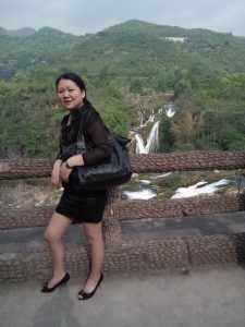 丰满的湖北阿姨喜欢到处秀腿