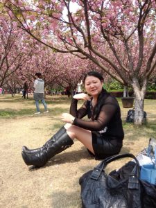 丰满的湖北阿姨喜欢到处秀腿