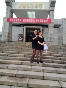 丰满的湖北阿姨喜欢到处秀腿