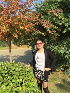 丰满的湖北阿姨喜欢到处秀腿