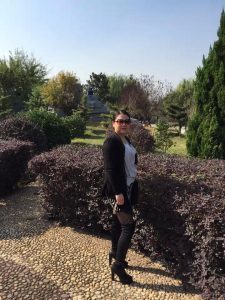 丰满的湖北阿姨喜欢到处秀腿