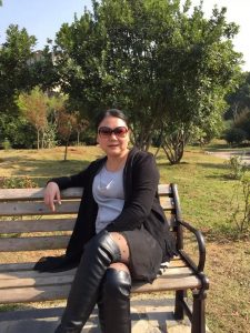 丰满的湖北阿姨喜欢到处秀腿