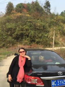 丰满的湖北阿姨喜欢到处秀腿