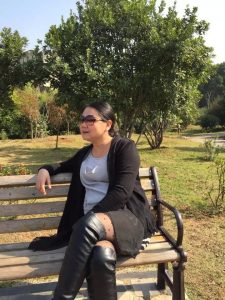 丰满的湖北阿姨喜欢到处秀腿