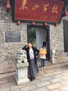 丰满的湖北阿姨喜欢到处秀腿