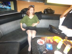 KTV里穿灰色丝袜的成熟女人举办生日派对