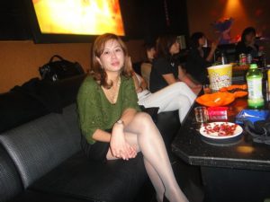 KTV里穿灰色丝袜的成熟女人举办生日派对