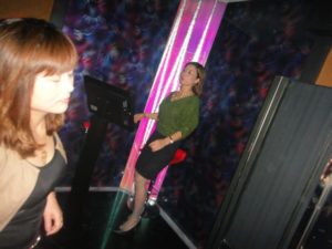 KTV里穿灰色丝袜的成熟女人举办生日派对