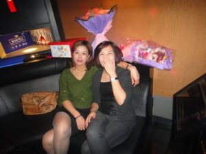 KTV里穿灰色丝袜的成熟女人举办生日派对