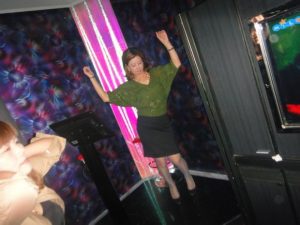 KTV里穿灰色丝袜的成熟女人举办生日派对