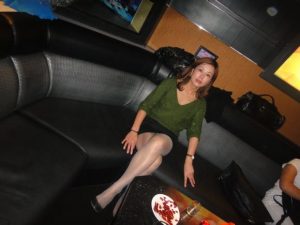 KTV里穿灰色丝袜的成熟女人举办生日派对