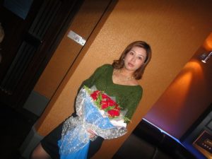 KTV里穿灰色丝袜的成熟女人举办生日派对