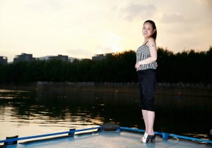 蓝裙大姐的高跟美腿超抚媚性感