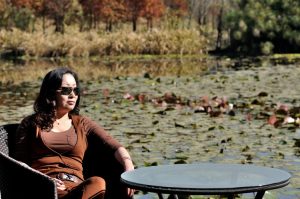 蓝裙大姐的高跟美腿超抚媚性感