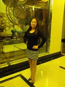 高中教英语的熟女老师穿驴蹄高跟鞋