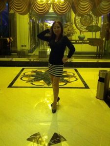 高中教英语的熟女老师穿驴蹄高跟鞋