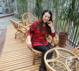 一个美丽的波浪头发中年大姐