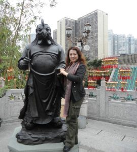 一个美丽的波浪头发中年大姐