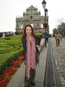 一个美丽的波浪头发中年大姐