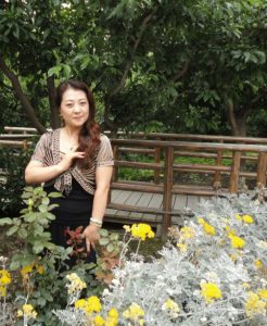 一个美丽的波浪头发中年大姐