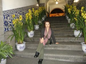 一个美丽的波浪头发中年大姐