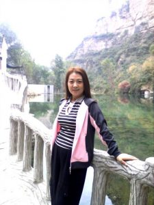 一个美丽的波浪头发中年大姐