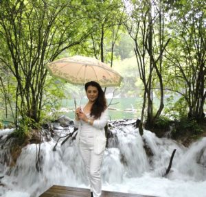 一个美丽的波浪头发中年大姐