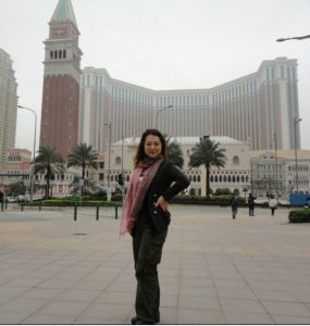 一个美丽的波浪头发中年大姐