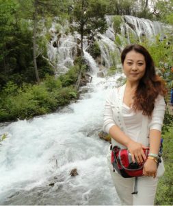 一个美丽的波浪头发中年大姐