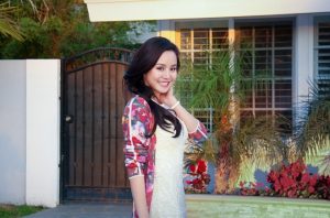 豪宅里一对美腿姐妹花