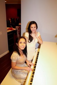 豪宅里一对美腿姐妹花