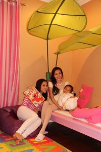 豪宅里一对美腿姐妹花