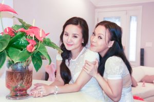 豪宅里一对美腿姐妹花