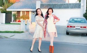 豪宅里一对美腿姐妹花