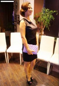 漂亮有气质的熟女姐姐在家中穿高跟鞋自拍