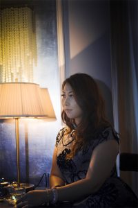 丰满的旗袍熟妇展示大腿