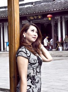 丰满的旗袍熟妇展示大腿