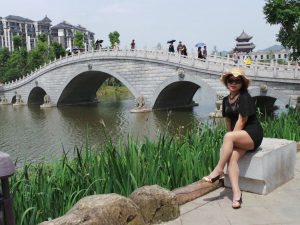 身材略丰满的墨镜人妻穿肉丝外出玩耍