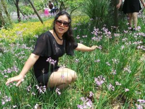 身材略丰满的墨镜人妻穿肉丝外出玩耍