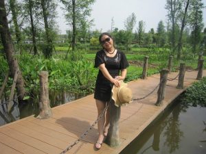 身材略丰满的墨镜人妻穿肉丝外出玩耍