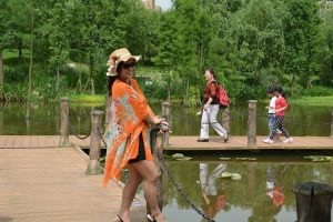 身材略丰满的墨镜人妻穿肉丝外出玩耍