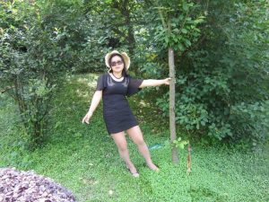 身材略丰满的墨镜人妻穿肉丝外出玩耍