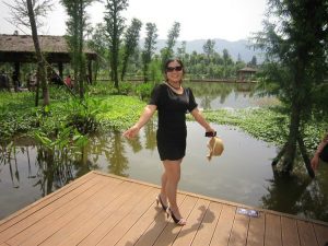 身材略丰满的墨镜人妻穿肉丝外出玩耍