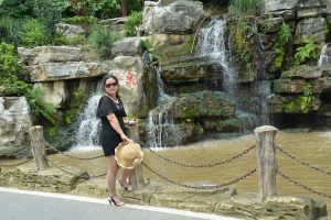 身材略丰满的墨镜人妻穿肉丝外出玩耍