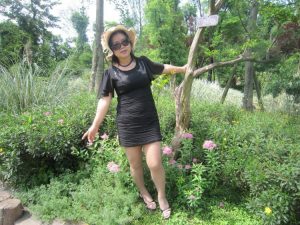 身材略丰满的墨镜人妻穿肉丝外出玩耍