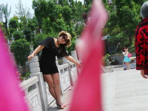 身材略丰满的墨镜人妻穿肉丝外出玩耍