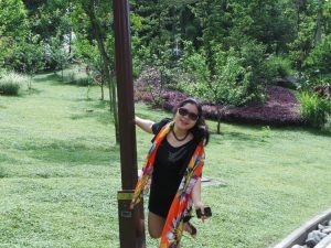 身材略丰满的墨镜人妻穿肉丝外出玩耍