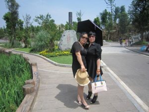 身材略丰满的墨镜人妻穿肉丝外出玩耍